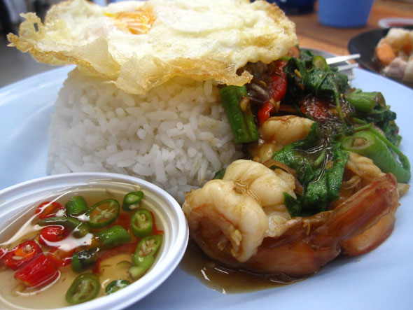 Shrimp fried with basil