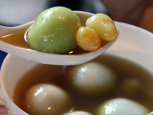 Invigorating Ginger Soup with Black Sesame Filled Dumplings (Bua Loy Nam Khing)