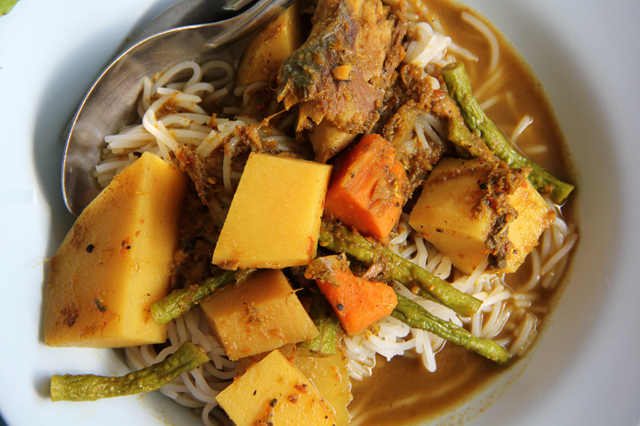 Food Photo: Thai Soft Rice Noodles and Salty Fish Curry