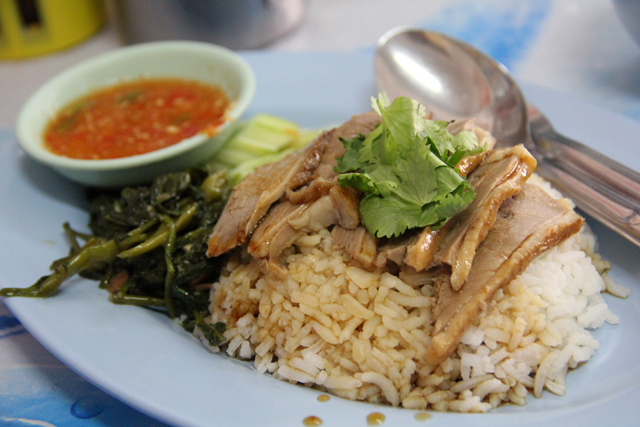 Succulent Thai Boiled Duck and Rice at Udom Suk (เป็ดพะโล้ โกเหลียง 2)