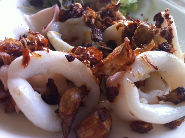 Fried squid, garlic and onion appetizer