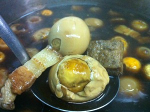 Ooh look, there's eggs and pork in this sewer water! ไข่พะโล้