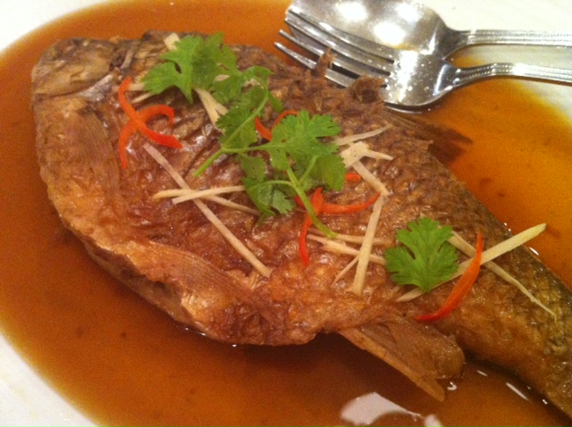 The owner brings us a fish that's been slow cooked for 30 hours, superb! Dish: ปลาตะเพียนต้มเค๊ม