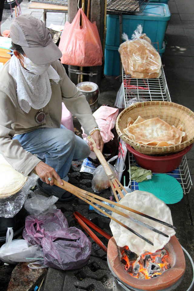 Khao Kriap Wow (ข้าวเกรียบว่าว)