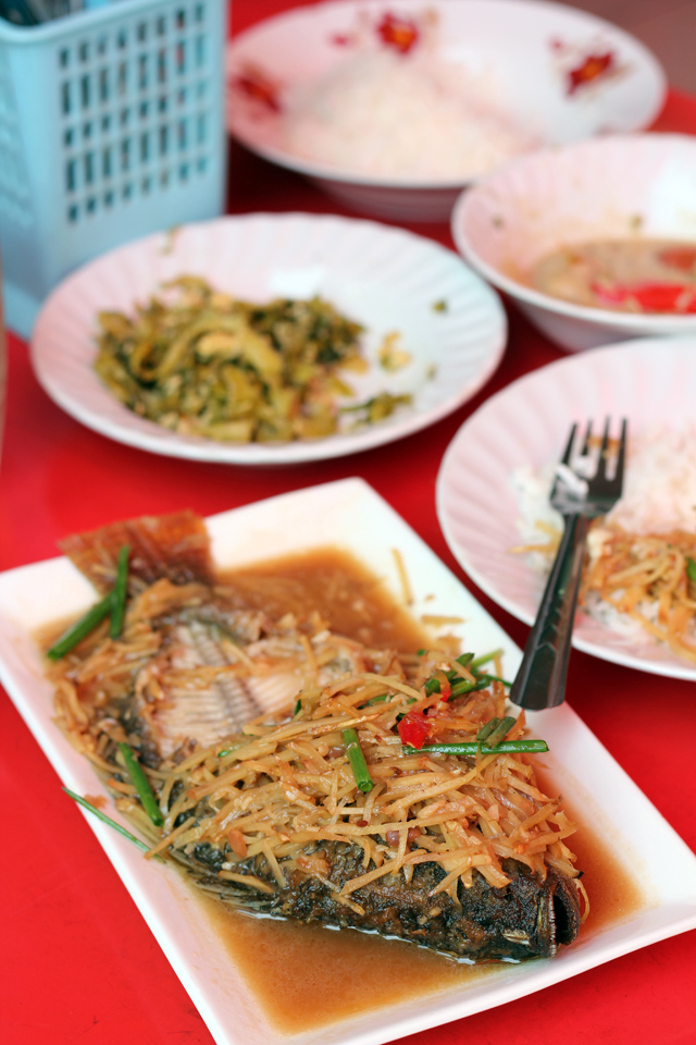 Khao Gaeng Ruttana (ข้าวแกงรัตนา) - Bangkok Restaurant