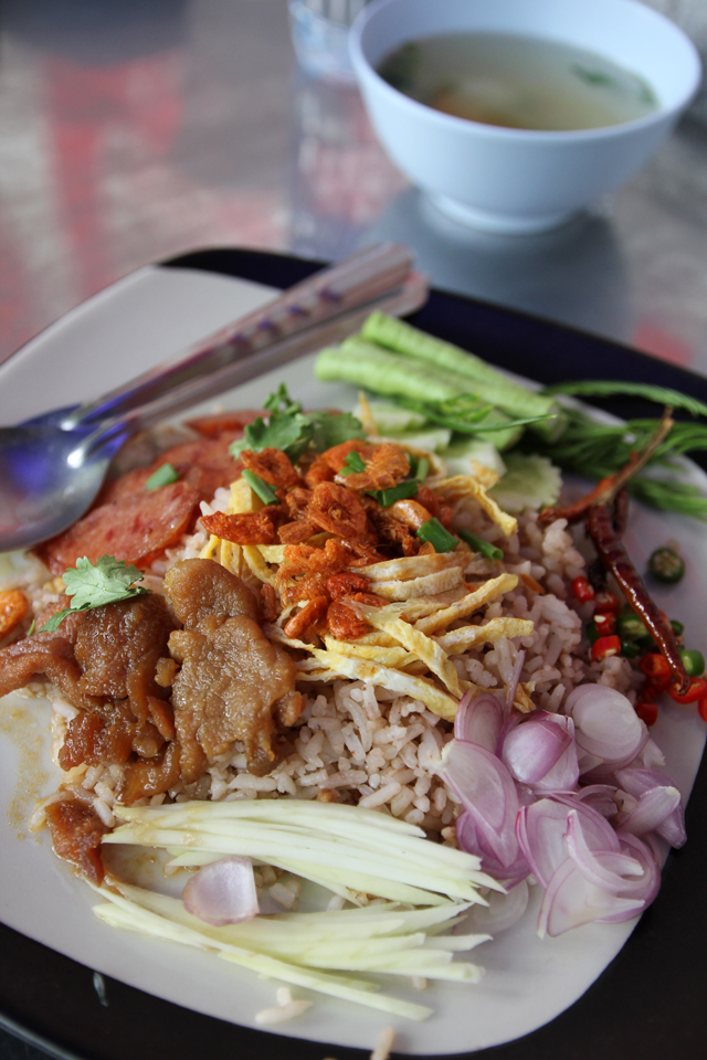 Marvelous plate of Khao kluk kapi (ข้าวคลุกกะปิ)