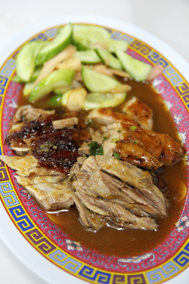 Pet yang (เป็ดย่าง large duck plate) at Prachak Pet Yang (ร้านประจักษ์เป็นย่าง)