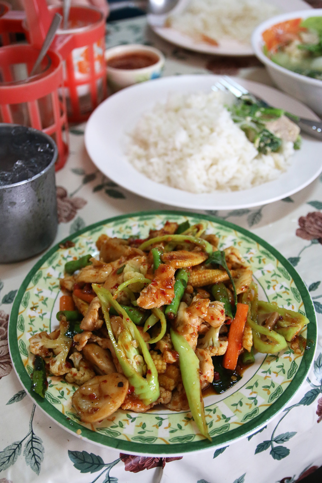 gai pad prik kaeng (ไก่ผัดพริกแกง)