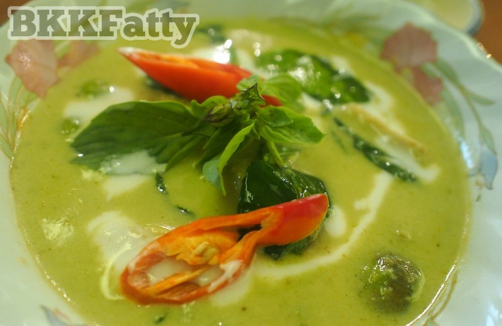 how to make green curry at naj thai cooking school