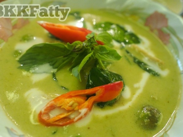 how to make green curry at naj thai cooking school