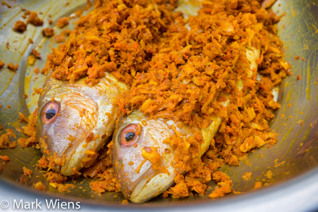 How to make Thai fried fish with garlic and turmeric (วิธีทำปลาทอดขมิ้น)