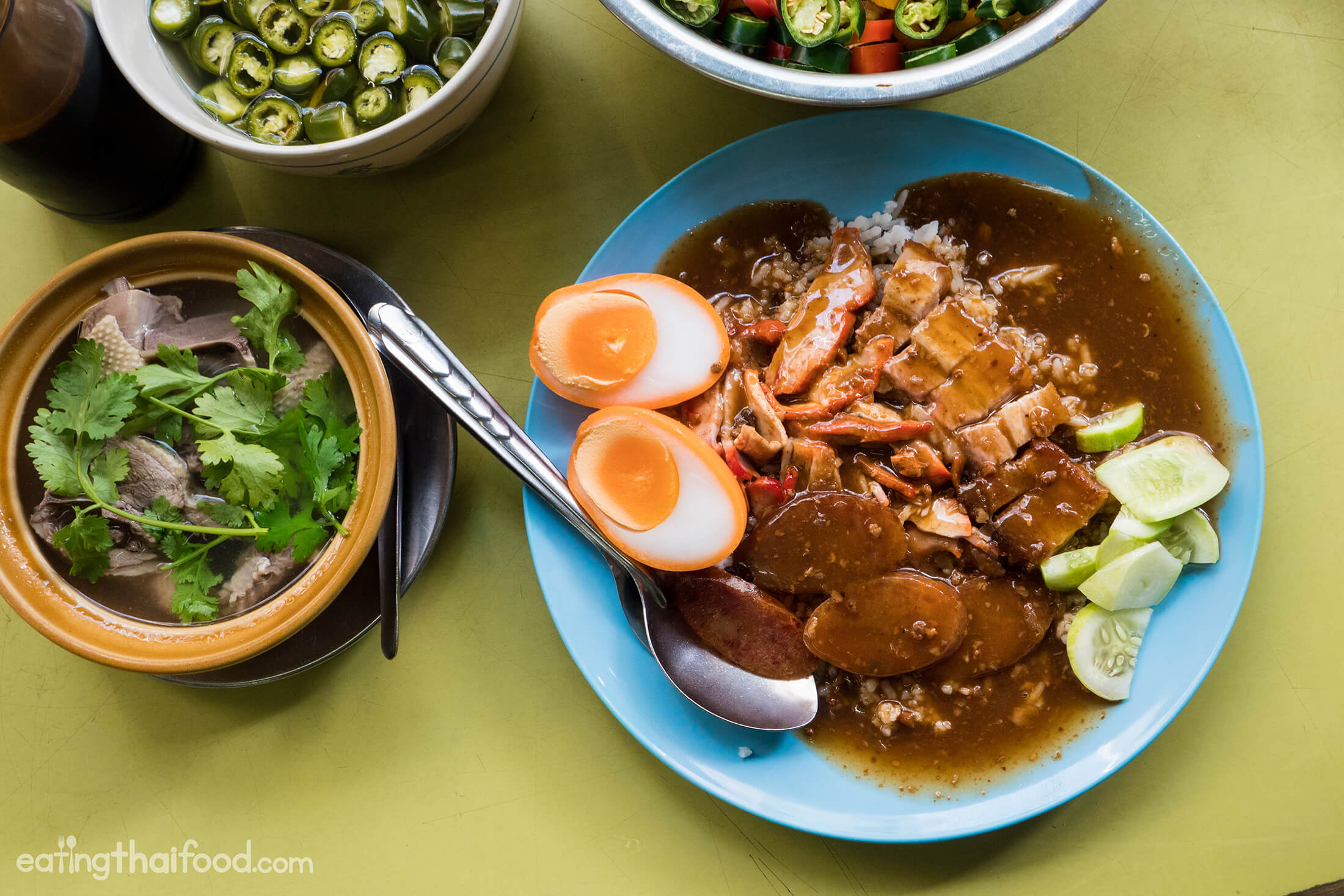 Original in Bangkok: Khao Moo Daeng Si Morakot (ข้าวหมูแดงสีมรกต)