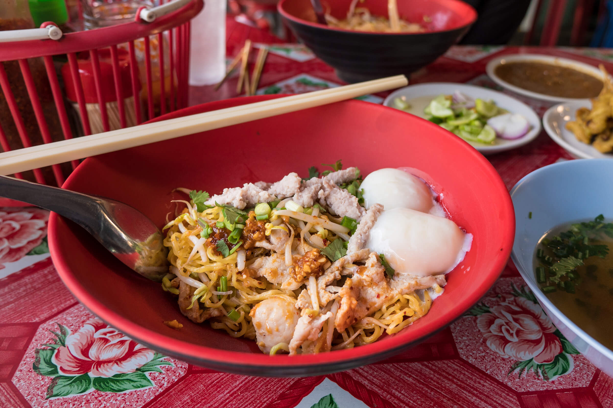 24-Hour Bangkok Street Food – Noodles and Soft Boiled Eggs (ร้านโกบู้รสซิ่ง)!