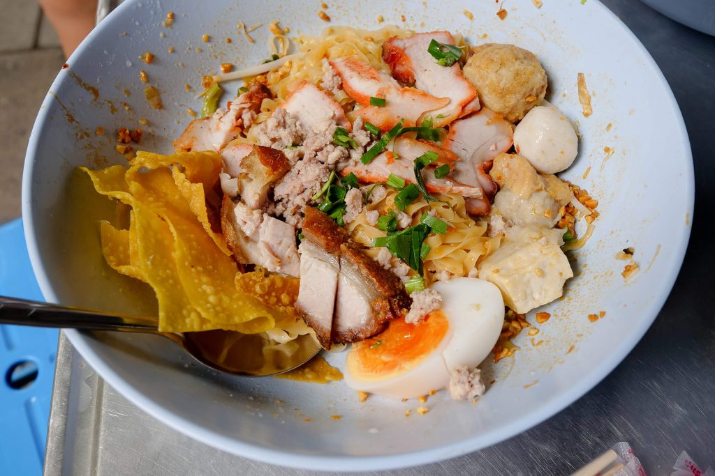 Bangkok Street Food Dry Tom Yum Egg Noodles in Silom (ก๋วยเตี๋ยวแคะ)