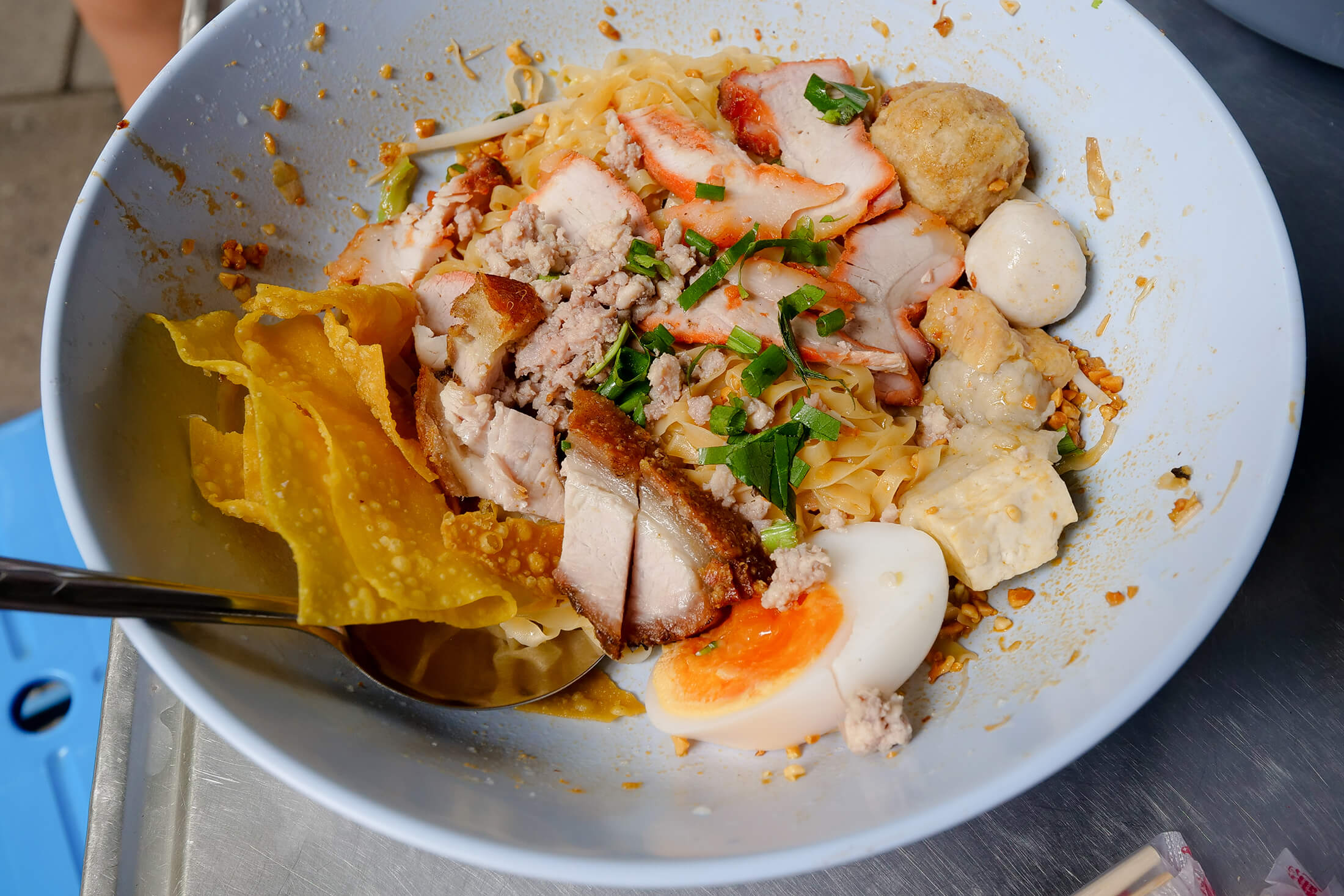 Bangkok Street Food – Dry Tom Yum Egg Noodles in Silom (ก๋วยเตี๋ยวแคะ)